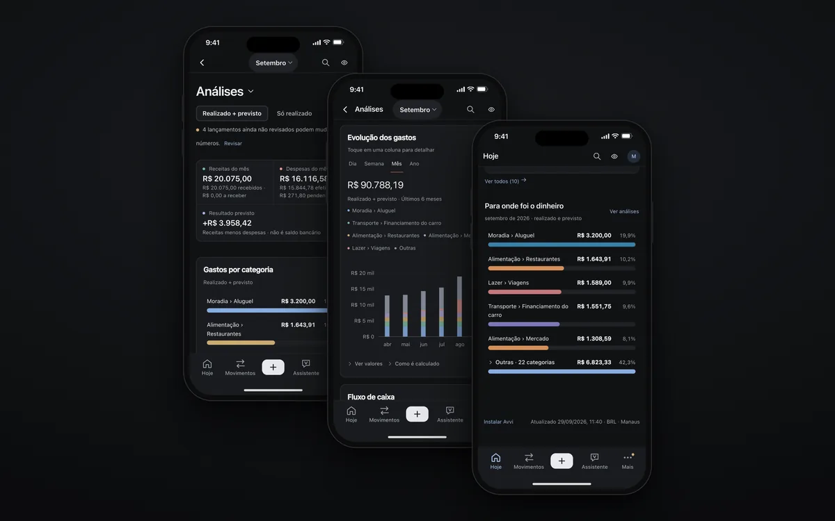 Três celulares com as análises do Avvi no tema escuro: o resumo do mês com receitas e despesas, a evolução dos gastos em barras dos últimos 6 meses e os gastos por categoria.
